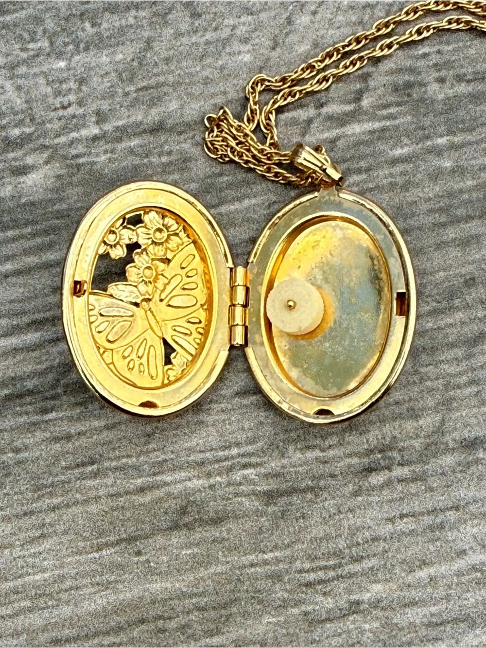 Vintage Avon 70s gold-tone butterfly perfume locket necklace